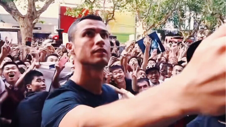 The biggest contrast in the world, Ronaldo treats fans differently