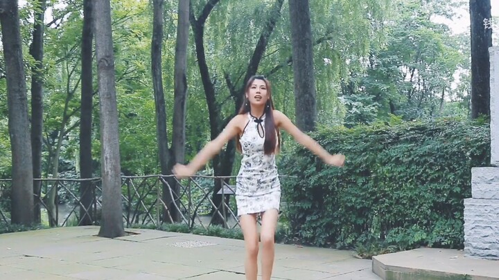 I danced very seriously in cheongsam and high heels! Great joy is coming~