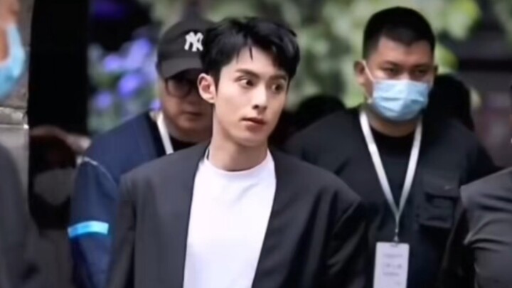 Holy crap… Is this the kind of beauty that lets a total amateur break into the entertainment industr