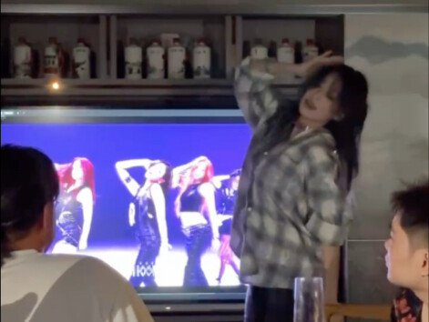 Chắc chắn là nhạc Kpop rồi. Nghe nói con gái ăn là con gái, tôi đã chạy đến và nhảy theo.
