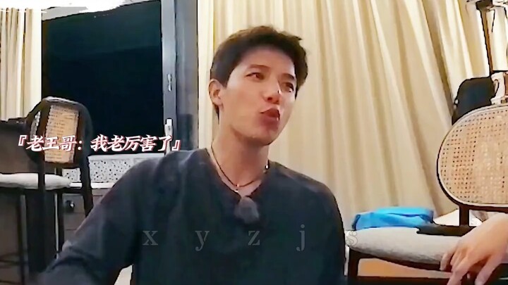 Anh Lão Vương: Môn Toán của tôi tệ nhất, chỉ được hơn 110 điểm; Tiểu Hồ nghe xong: Im đi, tôi chỉ đư