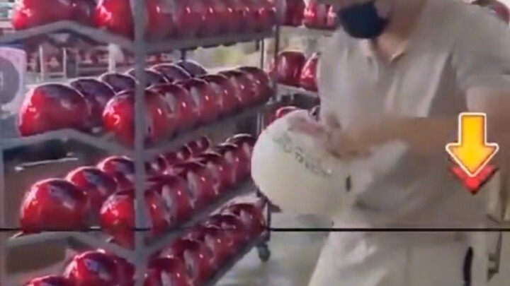 Đoạn video của nhà sản xuất Trung Quốc thử nghiệm độ bền của mũ bảo hiểm đã gây sốt trên mạng quốc t