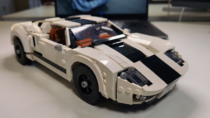 LEGO 10295 Porsche bertransformasi menjadi Ford GT40