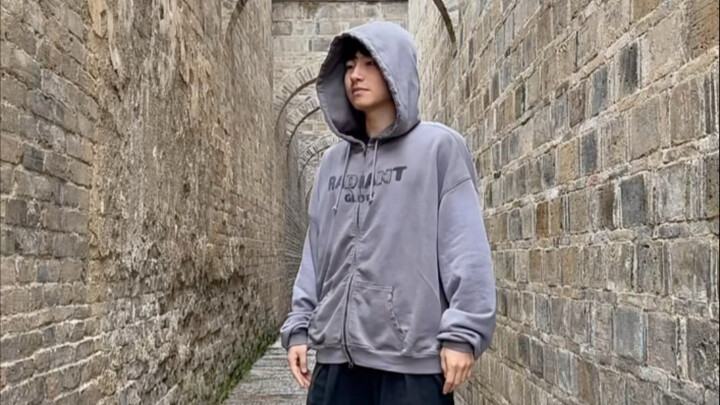 Giúp tôi nghĩ một câu văn cho Iron Fist