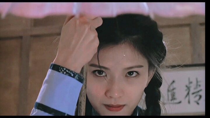 Chẳng ai nói trước cảnh nâng ô tuyệt đẹp này lại có một pha hành động ngầu thế này đâu!