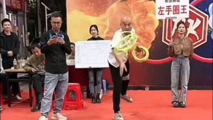 Sân khấu lớn vòng quay vương miện tay trái