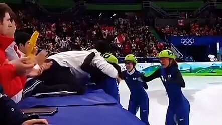 Dalam lomba estafet seluncur cepat lintasan pendek, tim Korea Selatan membuka sampanye di babak pert