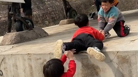 Tiga orang biasa pun bisa mengungguli Zhuge Liang, tiga balita berhati satu berhasil menaklukkan tan