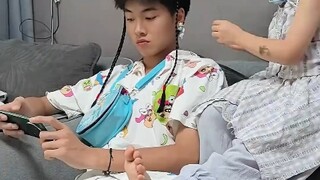 “感觉要出嫁哈哈” 哥哥一放假就被妹妹拿来练手，给他打扮得漂漂亮亮的