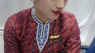 pramugari rambutnya harus pendek apa panjang?