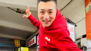 世界这么大 有人给你难堪 有人替你解围 有人替你撑腰 爱你的人 永远知道应该怎么爱你