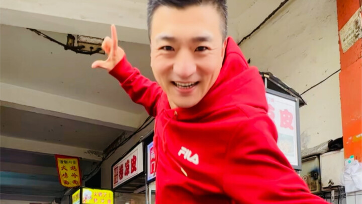 世界这么大 有人给你难堪 有人替你解围 有人替你撑腰 爱你的人 永远知道应该怎么爱你