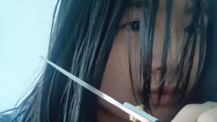 12 ngày không gội đầu, thế là tự cắt tóc cho dễ gội