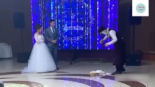 Đang làm lễ cưới, nhân viên 'VẤP TÉ' làm chiếc bánh 'TAN NÁT' cả khán phòng đứng hình #lifestyle