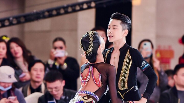 【หวัง ชงโม】ปฏิกิริยาตอบสนอง (การเกลี้ยกล่อม) ของแฟนหนุ่มโมในสนามกลายเป็นหวาน (ผู้คน)