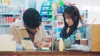 Ketua Pegawai Eksekutif meletakkan bantuan band di Cinderella. Cinderella tersenyum malu.