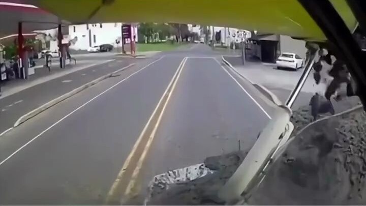 Mobilnya sudah berhenti, tapi inersianya belum!