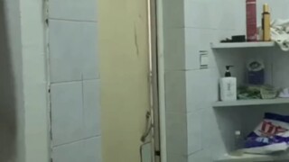 男生宿舍只有床板是直的