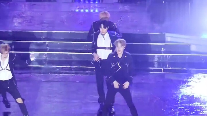 أفجع فرقة فتيان في التاريخ، NCT: يسقطون كل 30 ثانية في المتوسط، عرض تحت المطر الشديد يُظهر مدى صعوبت