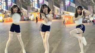 Gadis manis dengan kuncir kuda ganda dalam pakaian senam, menolak ketakutan sosial, menari di jalan 