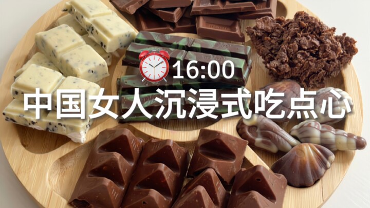 สาวจีนดื่มด่ำกับการกินติ่มซำ