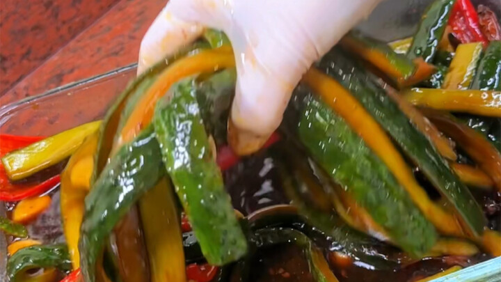 Setiap musim panas, yang paling bikin ngiler itu mentimun acar buatan ibu! Asam, pedas, dan renyah—s