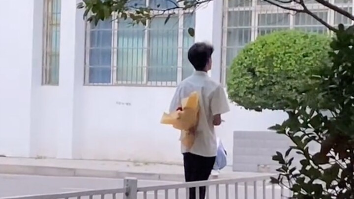 Kalau aku bawa bunga, pasti aku mau menemuimu.