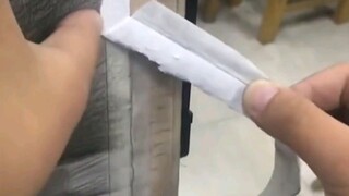 Momen seru dan menyenangkan ketika seorang mahasiswa seni merobek selotip penutupnya