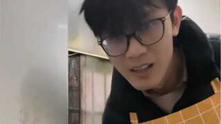 Gadis kecil berusia sebelas tahun secara daring membimbing guru yang payah dalam fisika untuk memasa