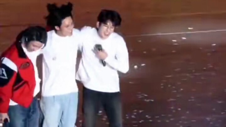 【เซเวนทีน】689 ขำตาย! คิมมินกยู ช้าหน่อยสิ! พี่ชายของนายจะถูกเธอเขย่าจนหลุดเป็นชิ้นๆ แล้วนะ!