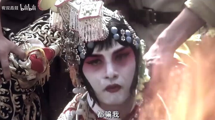 ฉากที่ถูกตัดออกของ "ปิ่นโตเหล็ก" แต่ใส่เสียงหัวเราะสำเร็จรูปเข้าไป