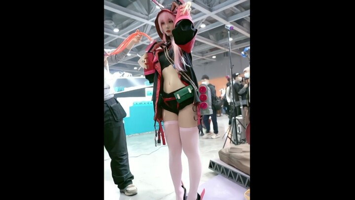 "Angel di acara komik ini sungguh aneh..."