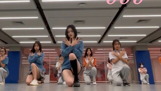 Datanglah ke klub dansa sekolah menengah yang rata-rata orangnya berusia 15 tahun untuk menari gadis