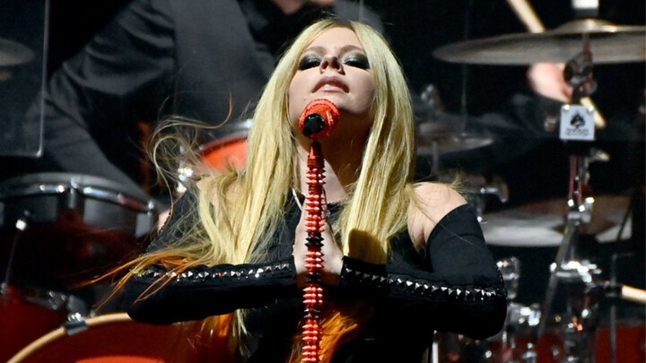 يا إلهي!!! آفريل تقدّم نسخة مغناة من أغنية أديل “Hello”! ياااه، طعم مختلف تمامًا، بحبها كتير!