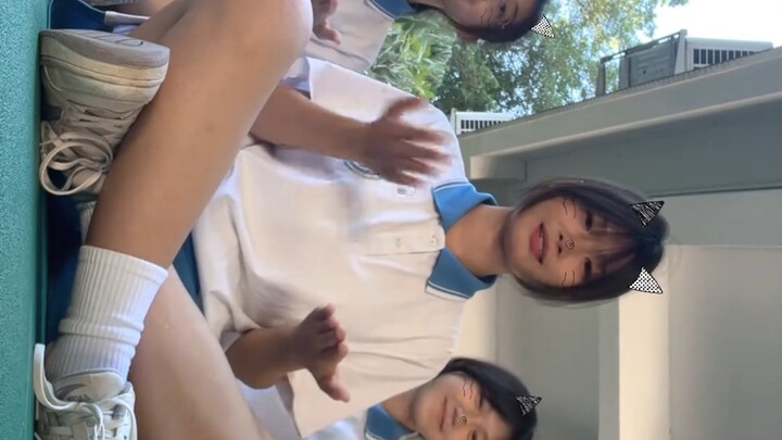 Junior high school uniform-wearing female student sitting on the playground | Can you do finger danc