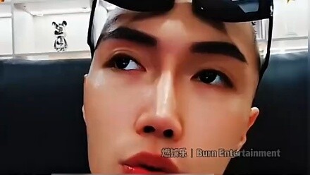 Dengarkan apa yang dikatakan anggota boy band F3 Lu Dan tentang berapa banyak uang yang dapat ia has