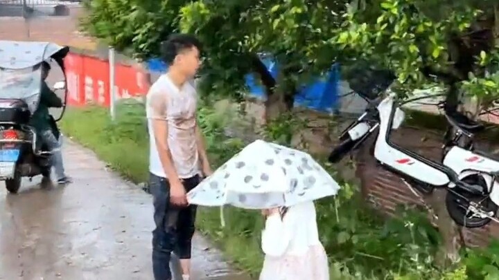 Seorang dewasa membawa anak kecil bersepeda, tapi malah ngebut hingga menabrak pohon! Netizen: Antar