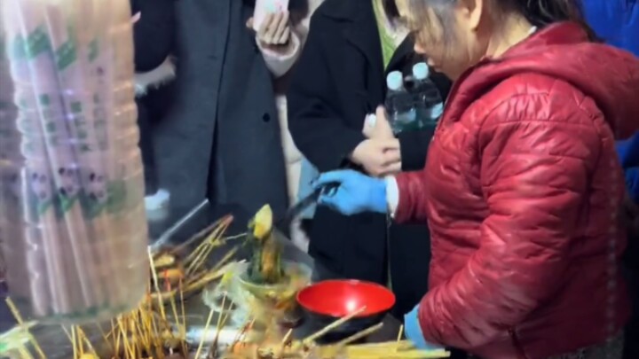 A young lady bought a bowl of mala tang, but when it was time to pay, the boss quoted 106 yuan??