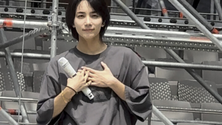 Just how handsome is the real Yoon Jeonghan? Shot directly with the iPhone’s native camera—the real 