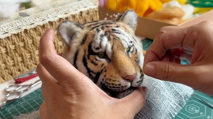 ใช้ผ้าขนแกะปักเป็นเสือสมองใหญ่