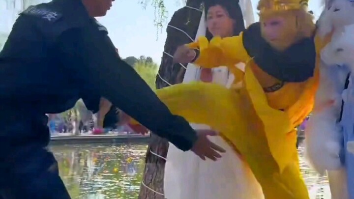 This video is packed with hilarious moments—nonstop laughs throughout, especially at the very end!!!