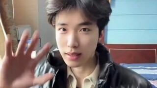 A 1.9-meter-tall handsome guy is actually hearing-impaired; his height is questioned, so he uses sig