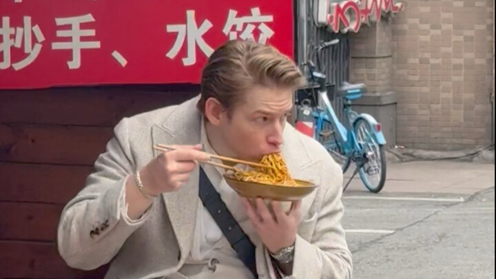 Orang Chengdu memang benar-benar bisa makan pedas! Tapi...