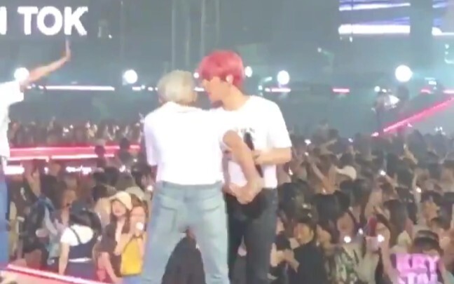 190803 SMT | Chanyeol vô tình để khóa quần bị mở mà vẫn đi chào khắp sân khấu; gặp Baekhyun, cậu còn