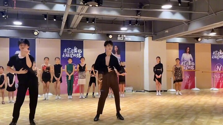 หนุ่มๆ เต้นรำละติน เต็มไปด้วยพลังและเสน่ห์