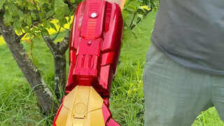 Lengan mekanik yang dibeli ayahnya untuk sang putra benar-benar keren sekali, saat dibawa keluar mem