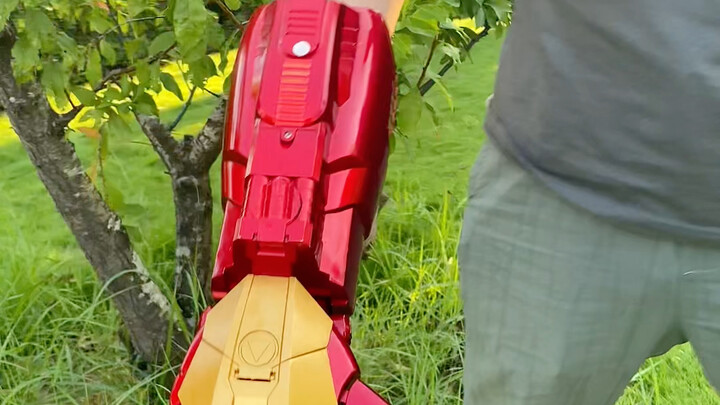 His dad got his son a mechanical arm—it's so cool! Taking it out really made all the other kids jeal