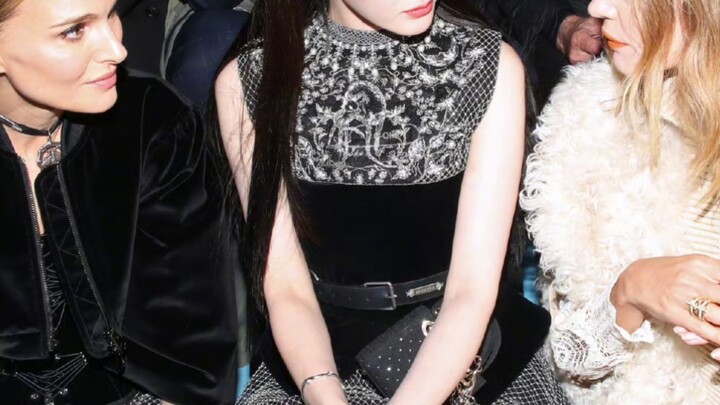 Ngakak banget, baru pertama kali lihat selebriti berpose bersama—tiga lipatan pun tetap terlihat ker