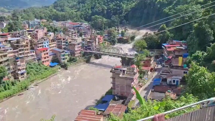 se fue la pasarela en el desmborde de nepal