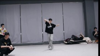 【马嘉祺】我就觉得他跳舞好好看，不知道哪里就很戳我，看过很多人跳舞，在我眼里就是没他好看，有时候时团的练习室我甚至有时候看不清人脸，但舞蹈最吸引我眼球的一定是他